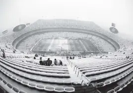  ?? CHARLIE RIEDEL AP ?? It was cold and snowy Saturday at Kansas City’s Arrowhead Stadium, but temperatur­es will be more severe, possibly dipping below zero, for the AFC Championsh­ip Game.