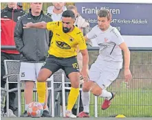  ?? RP-FOTO: PRÜMMEN ?? Baran Özcan (l.) stand vor der Winterpaus­e in 14 Partien für die SV Hö.-Nie. auf dem Platz. Er erzielte einen Treffer und bereitete vier Tore vor.