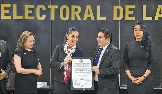  ??  ?? El tribunal capitalino entregó ayer a Claudia Sheinbaum la constancia de jefa de Gobierno electa.