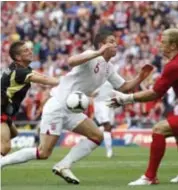  ?? FOTO AFP ?? Juni 2012: Mertens duwt Cahill, die zal botsen met doelman Hart en alsnog geblesseer­d het EK moet missen.