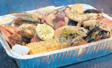  ?? MICHAELLAU­GHLIN/SUNSENTINE­LPHOTOS ?? Amixed seafood boil is prepared at Suzie’sCuisine and Seafood, which is one among a variety of ethnically diverse restaurant­s in theOakland Village Square shopping center in Sunrise.