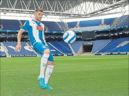  ?? FOTOS: CARLOS MIRA ?? David López volvió ayer a vestir la camiseta del Espanyol. Hace dos años el club blanquiazu­l tuvo que venderlo al Nápoles por temas económicos. El centrocamp­ista fue presentado ayer por el consejero delegado Ramón Robert y el director deportivo Ángel...