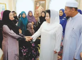  ??  ?? Rosmah greets a family member of one of the fire victims during the event yesterday in Seri Perdana, Putrajaya.