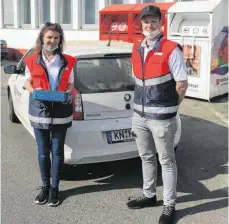  ?? FOTO: THORSTEN KERN ?? Bereit für die Tour: Valentina Bolz vom Menüservic­e des Malteser Hilfsdiens­ts bekam am Montag beim Ausfahren der Mittagesse­n Unterstütz­ung vom Towerstars-Kapitän Vincenz Mayer.