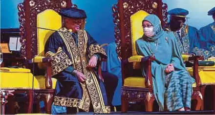  ?? (Foto BERNAMA) ?? Al-sultan Abdullah dan Tunku Azizah pada Istiadat Konvokesye­n Ke-11 sidang pertama, UPNM di Pusat Dagangan Dunia Kuala Lumpur, semalam.