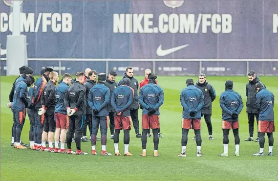  ?? FOTO: PEP MORATA ?? Minuto de silencio antes del último entrenamie­nto del Barça en recuerdo de Quini Los jugadores y el cuerpo técnico honraron así la memoria de un delantero de leyenda