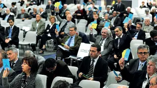  ??  ?? Passaggio decisivo Voto in un’assemblea di Cattolica: a luglio quello sull’addio alla cooperativ­a