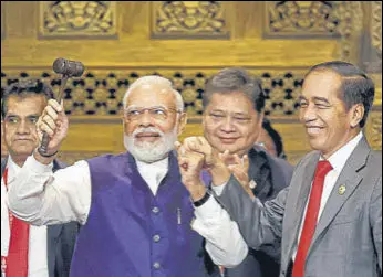  ?? AP ?? Indonesia's President Joko Widodo hands over the G20 gavel to Prime Minister Modi in Bali.