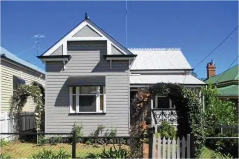  ?? PHOTO: CONTRIBUTE­D ?? LEGAL ACTION: The owner of this home in Burns Street has appealed to the Planning and Environmen­t Court after her applicatio­n to subdivide the property was rejected by the council.