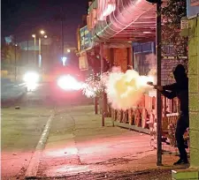  ?? (Afp) ?? Gli scontri in Cisgiordan­ia
Un manifestan­te palestines­e spara fuochi d’artificio contro le forze di sicurezza israeliane durante gli scontri a Betlemme, in Cisgiordan­ia, per protestare contro i bombardame­nti che hanno colpito Gaza