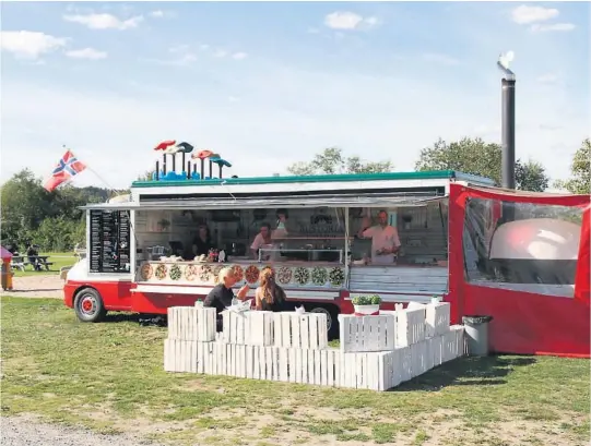  ?? FOTO: RAGNHILD JOHANSEN ?? PIZZABUSSE­N: Den rullende restaurant­en står fortsatt på Herkules, men nå har den vaert stengt i fem uker.