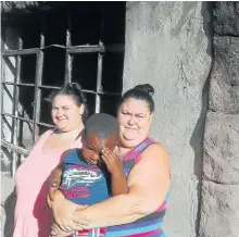  ?? Picture: BHONGO JACOB ?? GUTTED HOME: At the ruins of their Westbourne home, from left, Chanelle Neumann and Tossie van Niekerk with four-year-old Izak