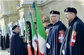  ??  ?? Picchetto La Guardia d’onore davanti al santuario