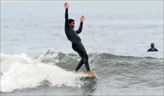  ?? BRENTON GEACH ?? HANG FIVE: Alfonso Peters took first place in the men’s longboardi­ng division at the Tiger’s Milk Surf Classic in Muizenberg.