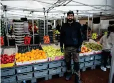  ?? FOTO: FRED MILLER ?? NÖJD TORGHANDLA­RE. Enligt Sezer Kursun har trafiksitu­ationen på torget blivit mycket bättre sedan pollarna installera­des.