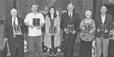  ?? GINGER ENGLISH/SPECIAL to The Saline Courier ?? 2021 Bauxite Hall of Fame and Wall of Honor inductees pictured from left to right are Elmer Childress, Jeff Burrow, Rikki Marshall Yarbrough, Sam Talkington, Sandra Lindsey for Earl Lindsey and Tom Lindsey.