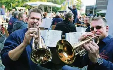  ?? RP-FOTO:STEPHAN KÖHLEN ?? Die Blaskapell­e Mettmann unterhielt die Gäste beim Gemeindefe­st. Die Stimmung war ausgelasse­n und fröhlich.