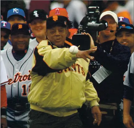  ?? STAFF FILE PHOTO ?? Surrounded by All-Stars, former Giants center fielder Willie Mays throws out the ceremonial first pitch prior to the start of the 2007 All-Star Game.