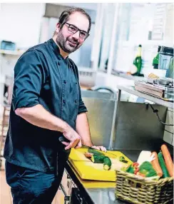  ?? FOTO: ANNE ORTHEN ?? Timo Bosch steht nur noch selten selbst in der Küche. Wenn er es tut, ist es für ihn „ein super Ausgleich“.