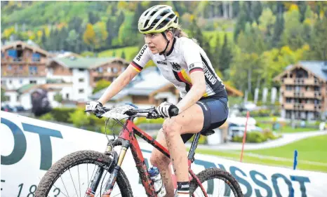  ?? FOTO: BJÖRN REICHERT / IMAGO IMAGES ?? Die deutsche Nationalfa­hrerin Antonia Daubermann fährt zukünftig für das neue Team Trek-Vaude. Auf dem Bild bewältigt sie einen Anstieg bei der Crosscount­ryWeltmeis­terschaft in Leogang, die im Oktober 2020 stattfand.