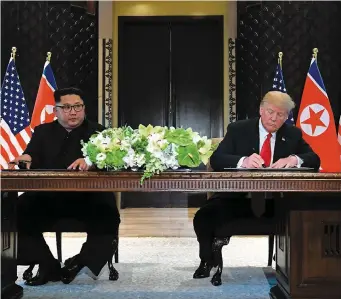  ?? PHOTO AFP ?? Le tête-à-tête ente le leader Kim Jong-un et le président américain Donald Trump a abouti à la signature d’une déclaratio­n commune sans percée majeure sur la question cruciale de l’arsenal nucléaire nord-coréen.