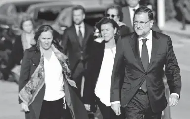  ?? Foto: Manu Bruque, dpa ?? Mariano Rajoy, seine Frau Elvira Fernández (l.) und María Dolores de Cospedal.