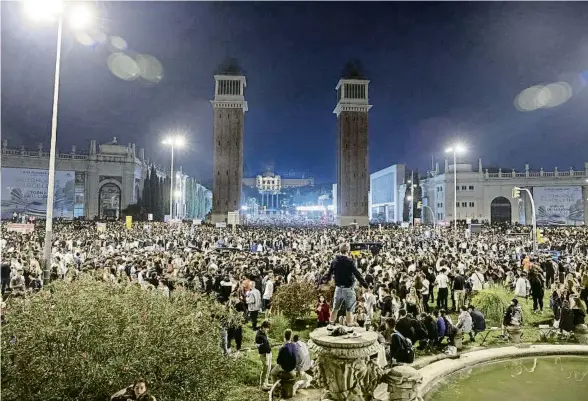  ?? MANÉ ESPINOSA ?? Uns 15.000 joves van prendre la plaça Espanya fins ben entrada la matinada tot just arrencar les festes de la Mercè