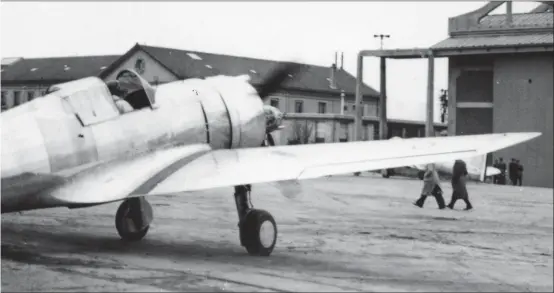  ??  ?? Premier avion de série débarqué et remonté au Havre en décembre 1938 puis équipé à la SNCAC de Bourges, le Curtiss H-75A-1 n° 4 est remis au CEAM de Villavoubl­ay en février 1939. Construits en un temps record, les 100 premiers H-75 sont tous livrés en mai 1939 et les 100 suivants fin septembre.