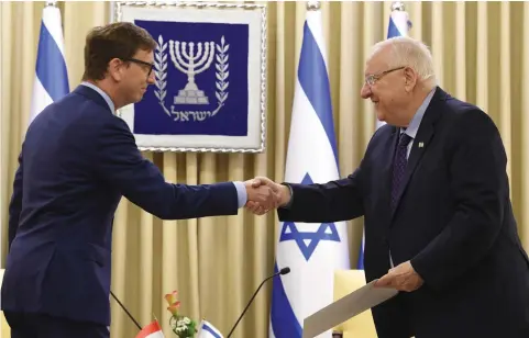  ?? (Mark Neyman /GPO) ?? HUNGARIAN AMBASSADOR Levente Benko presents credential­s to President Reuven Rivlin last year in Jerusalem.