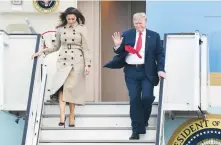  ??  ?? El presidente de EU, Donald Trump, y su esposa, Melania, al llegar ayer al aeropuerto de Melsbroek, en Bélgica, previo a la cumbre de la OTAN de hoy.