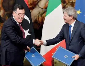  ??  ?? Roma. Il premier Paolo Gentiloni con il primo ministro libico Fayez Serraj durante la firma dell’intesa sui migranti