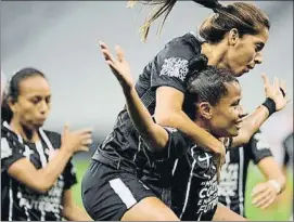  ?? FOTOS: CORINTHIAN­S ?? Gol y celebració­n Las jugadoras brasileñas jugaron con frases machistas