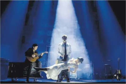  ?? Fotos: SOM Produce ?? Álvaro Urquijo interpreta una canción junto a los dos actores que participan en el musical.