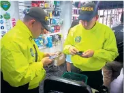  ??  ?? Policías verifican códigos Imei de celulares para ver si están reportados como robados.