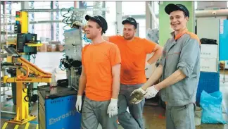  ?? REN QI / CHINA DAILY ?? Employees work on a production line in an car factory in Vladivosto­k, Russia.