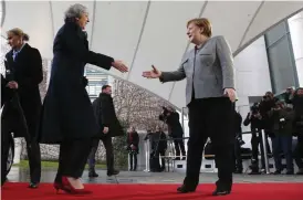  ?? FOTO: TT-AP/MICHAEL SOHN ?? Tysklands förbundska­nsler Angela Merkel, till höger, välkomnade Storbritan­niens premiärmin­ister Theresa May under Mays blixtvisit i Tyskland under gårdagen.