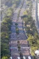  ?? —MARIANNE BERMUDEZ ?? SHOWOF FLOCK POWER This was how Roxas Boulevard looked like when Iglesia Ni Cristo members held their “Charity Walk” on May 6.