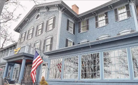  ?? Photos by Jessica Kelly ?? The Sherwood Inn in Skaneatele­s provides lakefront views in several rooms.