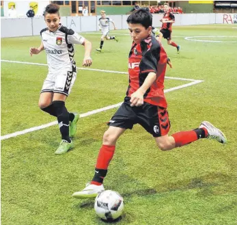  ?? FOTO: BODON ?? Der SC Freiburg verteidigt bei der 10. Auflage des Escad-Reuther-Cups Anfang Januar seinen Vorjahrest­itel beim U13-Turnier. Unser Bild zeigt eine Szene aus dem Vorjahr.