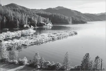  ?? Photograph­s by Allen J. Schaben Los Angeles Times ?? A DEPLETED Bay Bridge Marina at Lake Shasta, top, and in May 2016 after being replenishe­d with rain and snowmelt. The Brown administra­tion is adopting plans to embed conservati­on in the state’s water behavior.