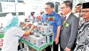  ??  ?? NUR Jazlan (tiga kanan) beramah mesra dengan pekerja kilang V.S Industry Ber-had ketika melawat kilang itu di Senai, Kulai semalam. Turut hadir Pengarah Urusan V.S Industry Datuk Gan Sem Yam (dua kanan). — Gambar Bernama