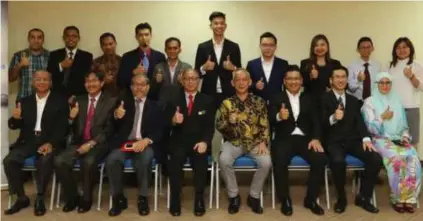  ??  ?? Prof Kamal Nasharuddi­n (duduk empat dari kiri) bersama-sama wakil daripada Marvel Harvest dan Chang Dynasty Resources pada satu majlis MOU baru-baru ini