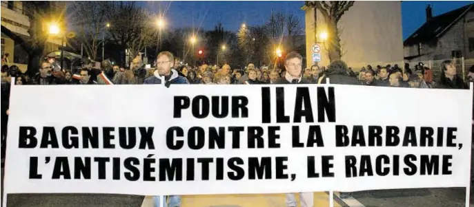  ?? BILD: SN/AP ?? Solche Demonstrat­ionen gegen den Antisemiti­smus wie hier in Paris seien zu selten, meint Maximilian Gottschlic­h.