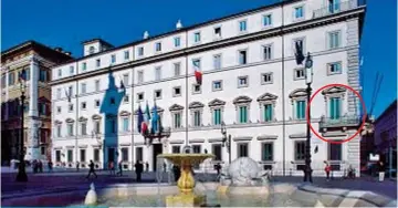  ??  ?? LO STUDIO AD ANGOLO Sopra, Palazzo Chigi a Roma. Il balcone ad angolo al primo piano è quello dell’ufficio del nuovo premier Mario Draghi (a destra, mentre scende dalla sua station wagon grigia).