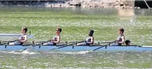  ?? Picture: SIBONGILE NGALWA ?? BACK-BREAKING PULL: The St Albans U16 fours squad was in top form during the heats of the Buffalo Regatta as they powered to a solid win and into Saturday’s final.
