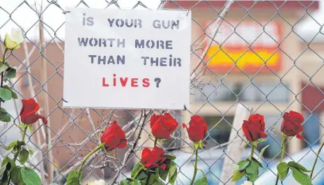  ?? FOTO: DAVID ZALUBOWSKI/DPA ?? Ein Schild mit der Aufschrift „Is your gun worth more than their lives?“(„Ist deine Waffe mehr wert als ihre Leben?“) hängt an einem Zaun in Boulder/Colorado. Dort hat ein Mann am Montag zehn Menschen in einem Supermarkt erschossen.