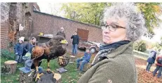  ?? RP-FOTO: JÖRG KNAPPE ?? Gaby Wintraken, Leiterin des Jugendtref­fs „Second Home“, trägt einen Bussard auf der Hand.