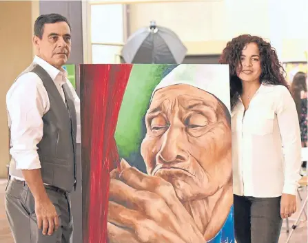  ?? ARCHIVO PERSONAL ?? Oswaldo Correa ha sido premiado en varias oportunida­des por la comunidad latina en Estados Unidos con diversos reconocimi­entos.