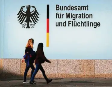  ?? . F.: Reuters/F. Bensch ?? Skandale beim Bundesamt für Migration und Flüchtling­e erschütter­n das Vertrauen in die Asylpoliti­k