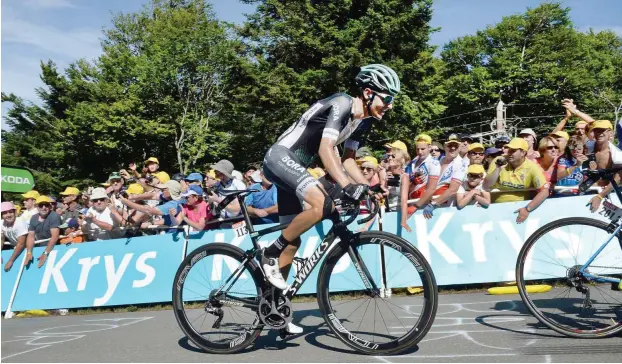  ?? Foto: imago/Sirotti ?? Mit Spaß und Erfolgsmom­enten bei der Frankreich­rundfahrt: Der Ravensburg­er Emanuel Buchmann war auf der schweren Etappe am Sonnabend zumindest virtuell im Gelben Trikot.